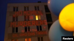 حرکتی اعتراضی بر روی ساختمان کنسولگری روسیه در فرانکفورت پس از تهاجم این کشور به اوکراین