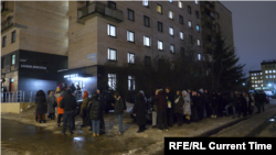  При минусови температури и по мрачно жители чакат на дълга опашка в Санкт Петербург, с цел да дадат гласа си в подписка в поддръжка на Борис Надеждин 