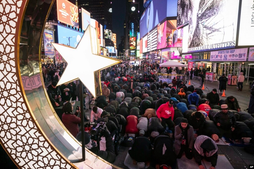 Besimtarët mysliman mblidhen për namazin e teravive gjatë muaji të Ramazanit në Times Square të Nju Jorkut, më 10 mars 2024
