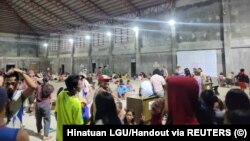 Ljudi u evakuacijskom centru, Hinatuan, Filipini, 2. decembar 2023.