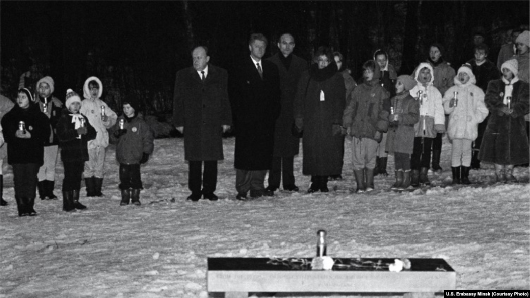 Прэзыдэнт ЗША Біл Клінтан са Станіславам Шушкевічам, Вячаславам Кебічам і Зянонам Пазьняком у Курапатах. 15 студзеня 1994