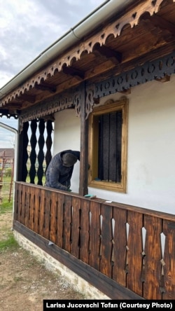 Një vullnetar duke gëlqerosur shtëpinë më 11 nëntor.