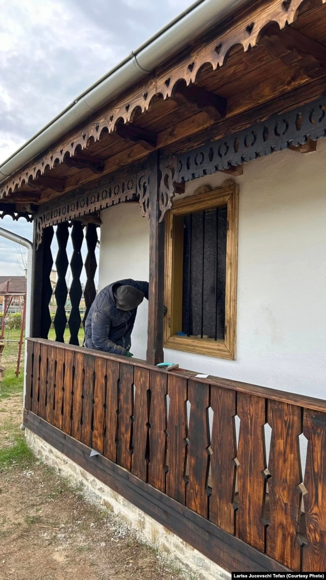 Një vullnetar duke gëlqerosur shtëpinë më 11 nëntor.