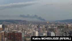 ფონიჭალის დასახლებაში ცეცხლი გაუჩნდა პლასტმასის საწყობს. 29 იანვარი, 2024 წელი