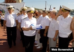 Адмирал Игорь Касатонов (в центре) на церемонии спуска Военно-морского флага России на БПК «Очаков», 20 августа 2011 года
