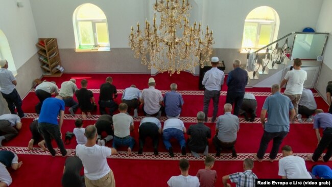Besimtarë myslimanë duke kryer lutje brenda xhamisë. Korrik 2023.