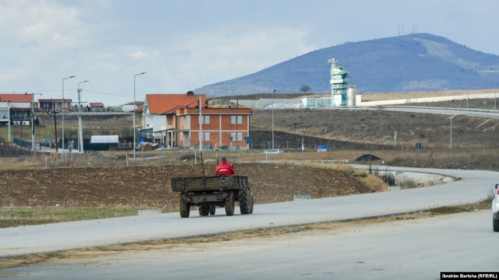 Hysen Durmishi, zëvendësministër i Infrastrukturës, tha se kontrata e deritashme për ndërtimin e këtij segmenti u shkëput një vit më parë, për shkak se auditori kishte gjetur “parregullsi”.