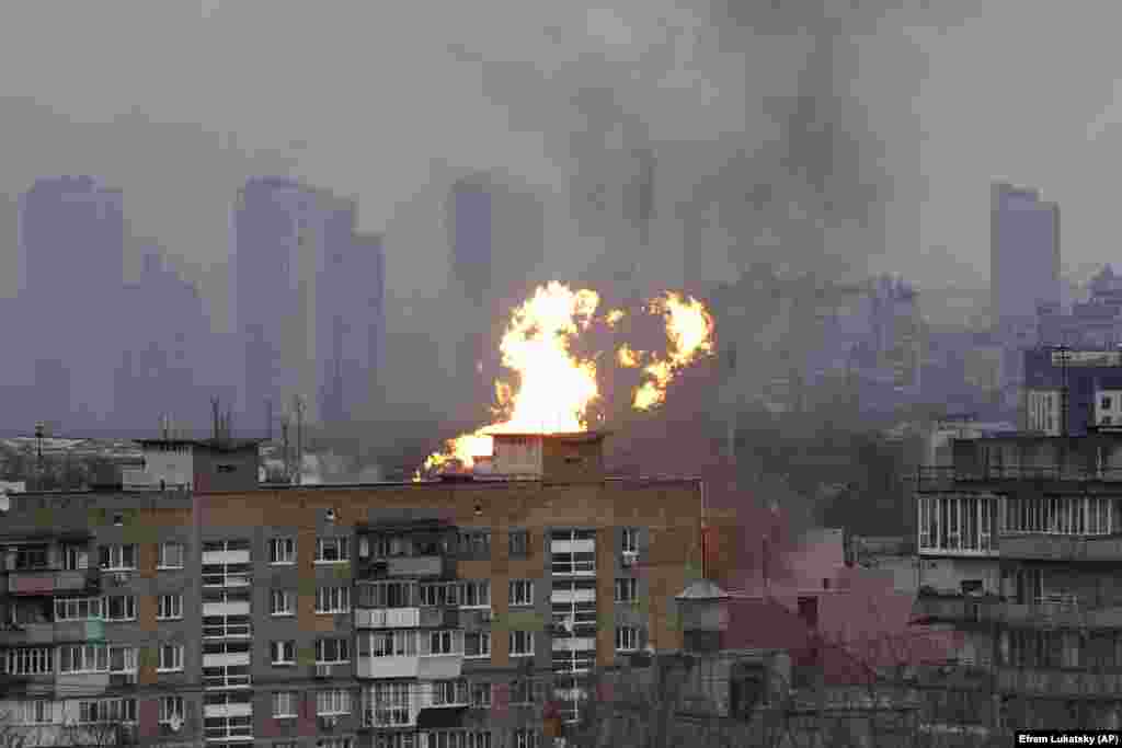 Пламъци и дим се издигат над жилищна сграда след атаката срещу Киев, 2 януари, 2024 г.