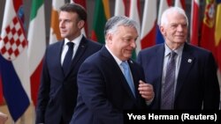 Orbán Viktor magyar miniszterelnök, Josep Borrell, az EU külpolitikai főképviselője és Emmanuel Macron francia elnök a 2024. március 22-i EU-csúcson Brüsszelben