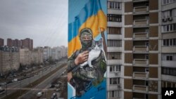 Kutya és kitalált vadászpilóta is szerepel Kijev új, háborús hősök előtt tisztelgő falfestményein 