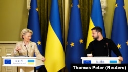 Ursula von der Leyen, az Európai Bizottság elnöke és Volodimir Zelenszkij ukrán államfő Kijevben 2023. november 4-én