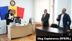 Judecătoarea Ecaterina Silvestru a admis parțial solicitarea lui Gheorghe Petic (dreapta). 17 mai 2024. Judecătoria Chișinău. 