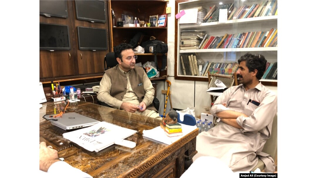 له زندانه تر خوشې کېدو وروسته فیاض ظفر په خپل دفتر کې له ملګرو سره ناست دی.