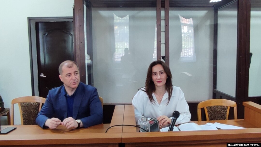 Председатель Абхазского народного движения Адгур Ардзинба и адвокат АНД Рамина Пасания