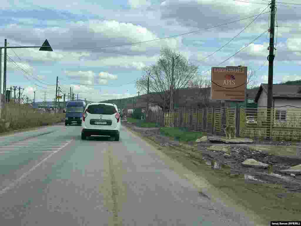 Unele străzi de la ieșirea din Iași sunt pline de noroi, ca acest drum național ce duce spre localitatea Tomești.&nbsp;