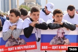Люди в Грозном собираются поздравить президента России Владимира Путина с днем рождения. 7 октября 2023 года.