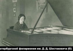 Фотография М. В. Юдиной с дарственной надписью оркестру Петроградской филармонии. Предположительно, 1923 год