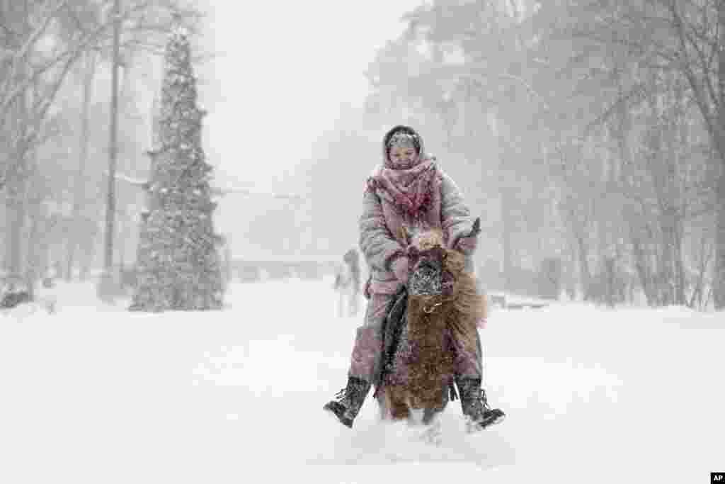 Najmanje 54 leta su odgođena, a još pet je otkazano na tri najveća aerodroma u glavnom gradu, javila je novinska agencija RIA, prenio je Reuters. na fotografiji: prizor sa ulica Moskve, 3. decembra.