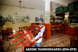 Afganistanski migrant koji radi u svom kafiću u Teheranu .