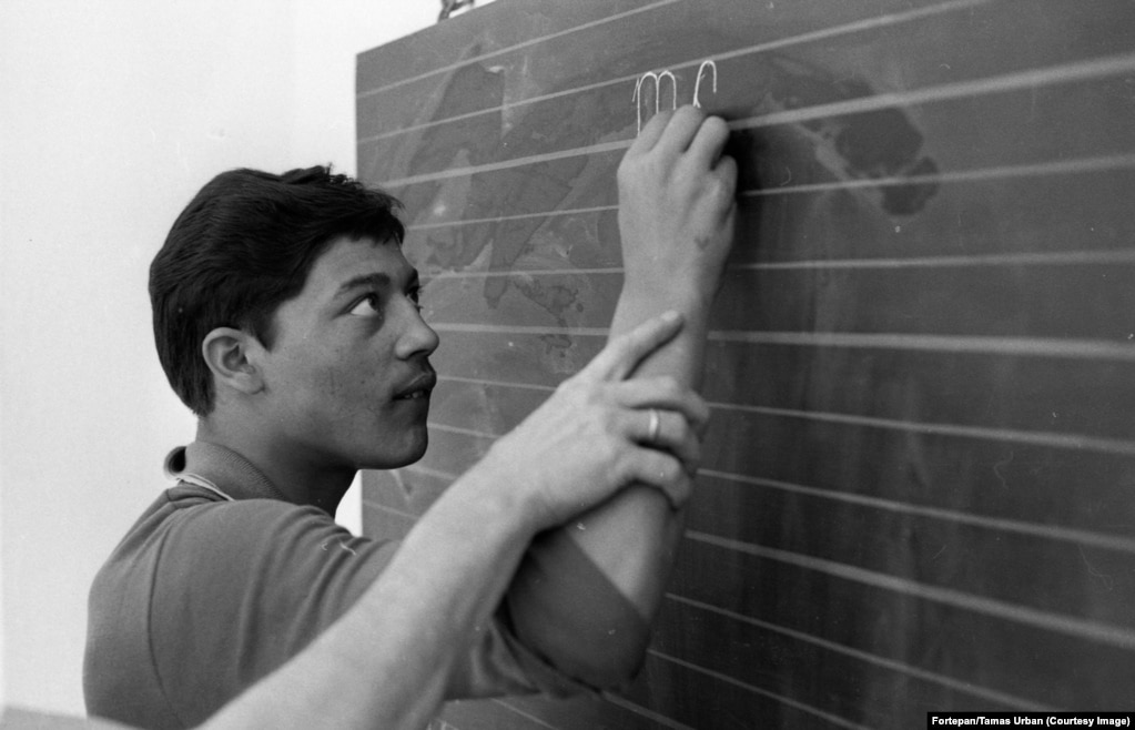 Младеж от поправителния дом в Асод се учи да пише, 1975 г.