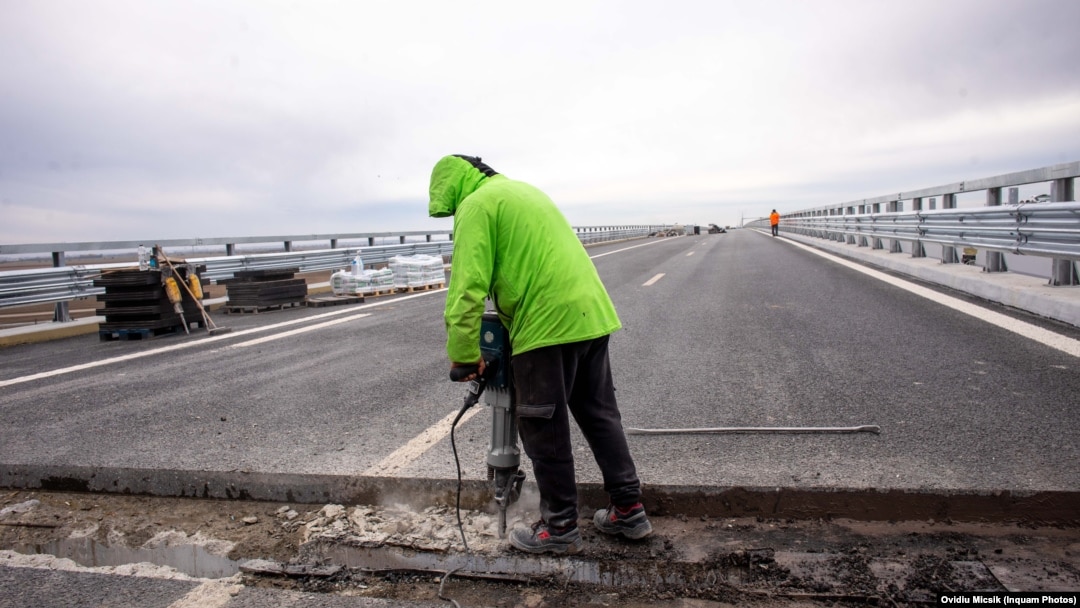 În 2023, România a deschis circulaţiei doar 81 de kilometri de autostradă. Anul acesta autorităţile promit cel puţin dublu. 