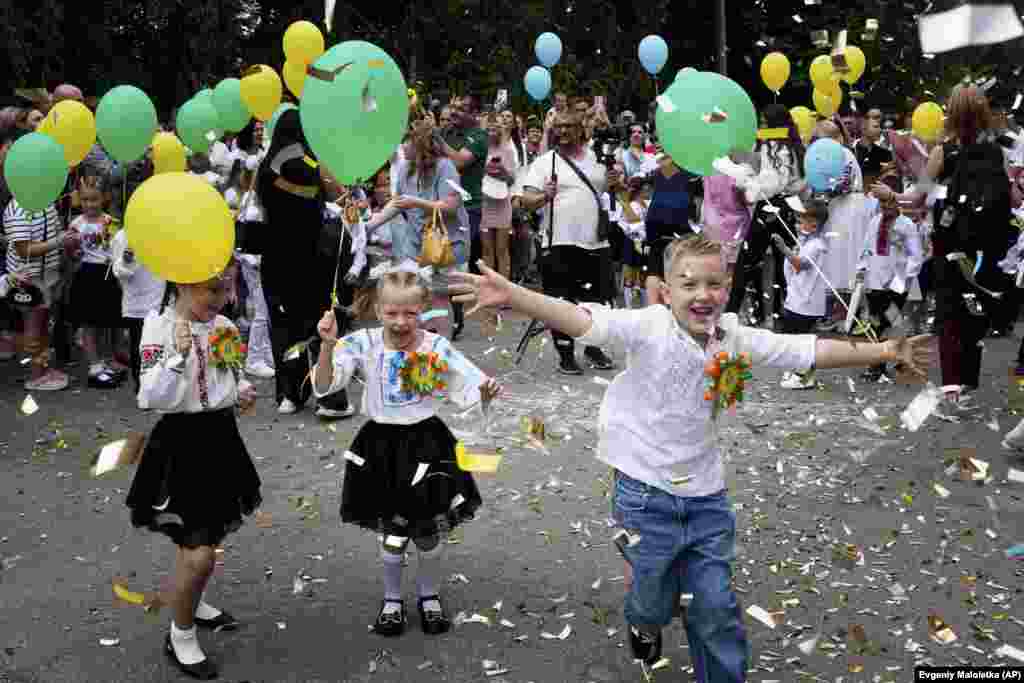 Nxënësit e klasës së parë marrin pjesë në një ceremoni tradicionale për ditën e parë të shkollës në Zaporizhja, Ukrainë.