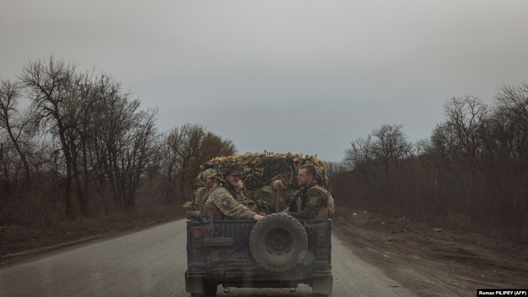 Українські військові в околицях Часового Яру, який є обʼєктом атак сил РФ упродовж останніх місяців