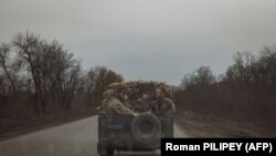Украинские военные в окрестностях Часов Яра, являющегося объектом атак сил РФ на протяжении последних месяцев