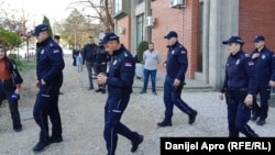 Pripadnici policije izlaze iz zgrade Filozofskog fakulteta u Novom Sadu, 28. mart 2024.