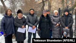 Жапырт камалган журналисттердин жакындары. Бишкек, 26-январь