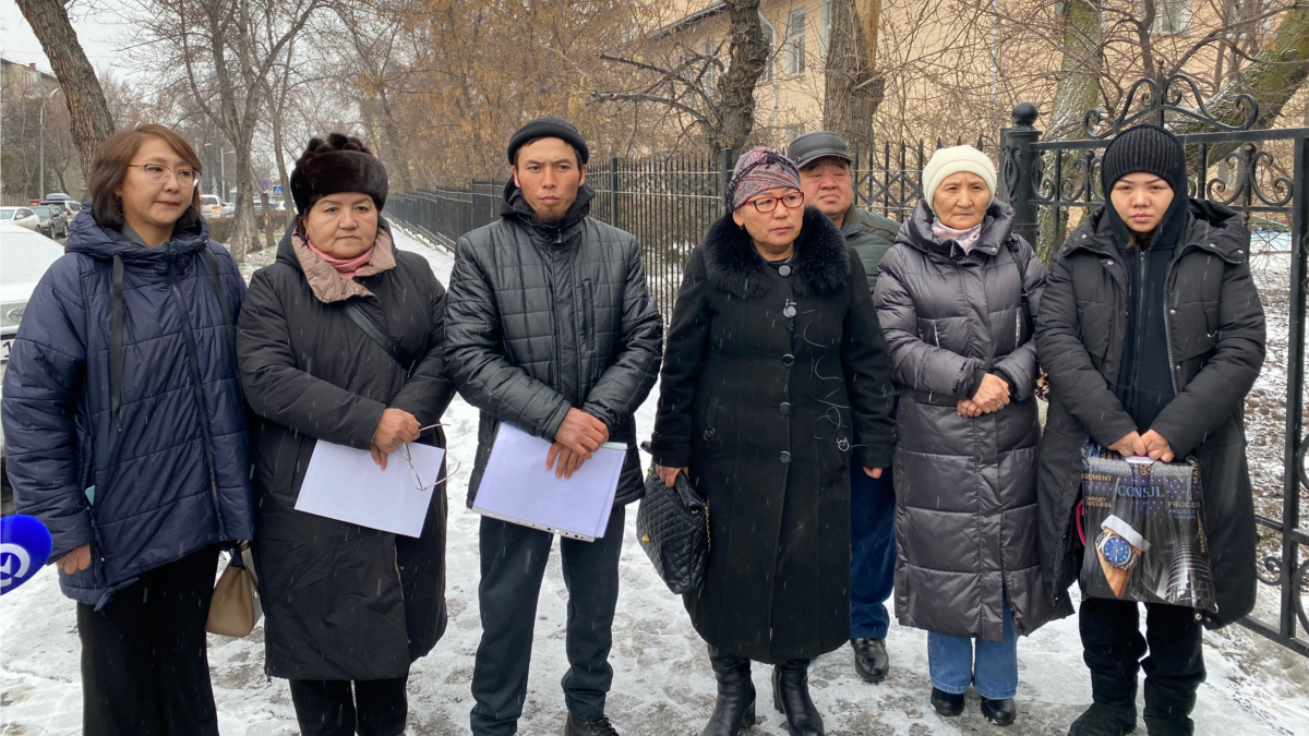 Бишкеке родственникам 11 арестованных журналистов пришлось провести ...