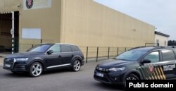 Mașina Audi confiscată la 11 martie (stânga), într-o fotografie a serviciului vamal al Lituaniei. (lrmuitine.lt)