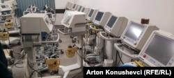 Të tjerë respiratorë që nuk përdoren në Qendrën Klinike Universitare të Kosovës.