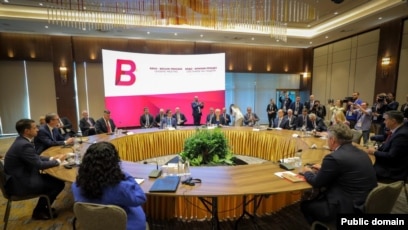Kosova dhe Serbia “të mos ndërpresin komunikimin”