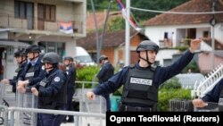 Pripadnici Policije Kosova obezbeđuju prostor oko zgrade opštine u Zubinom Potoku, Kosovo, 31. maj 2023.