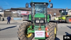 Десетки земеделски машини и трактори затвориха главния път София-Варна в района на великотърновското село Шереметя.