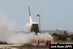 Израильская система ПВО «Железный купол» запускает ракету для перехвата ракет, выпущенных из сектора Газа, на окраине южного израильского города Ашкелон, 7 августа 2022 года
