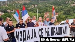Učesnici protesta sa transparentom "Izdaja se ne prašta" i trobojkama u podgoričkom naselju Zlatica, 30. avgust