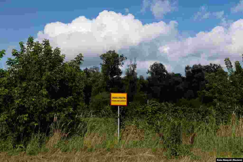 Tabla na poljskom upozorava da je bjeloruska granica blizu, blizu rijeke Bug 20. jula. Na poljskoj strani granice oko sela Kolpin-Ogrodniki, novinari Reutersa su izvijestili da su 20. jula čuli pucnjavu sa bjeloruske teritorije.