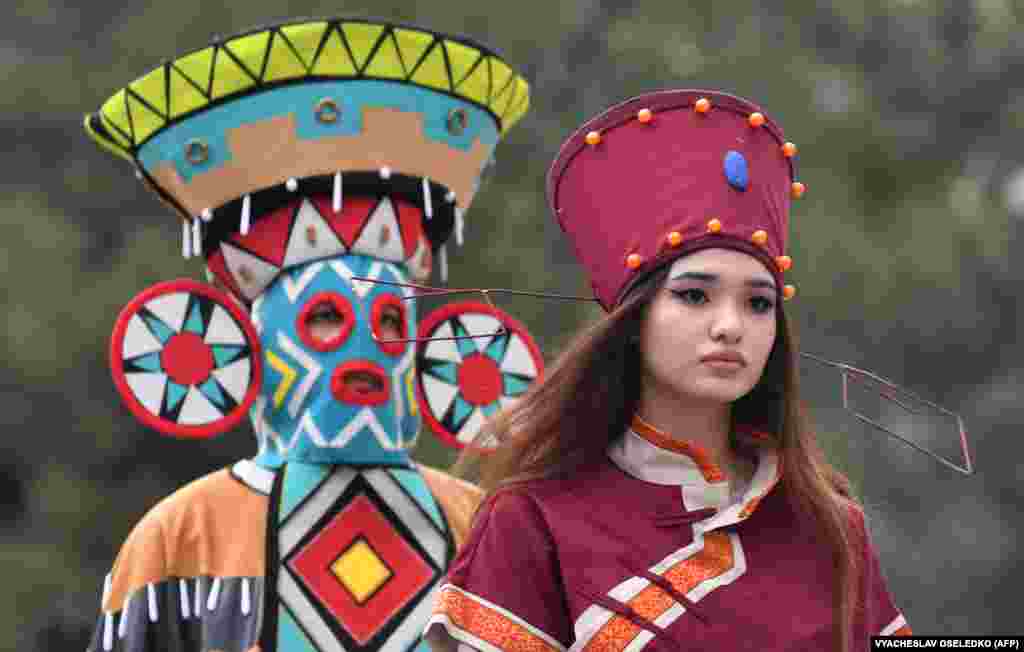 Вычурные головные уборы, вдохновленные традиционными узорами, контрастируют с современными работами. Открытие фестиваля состоялось 10 августа перед Национальным театром оперы и балета в столице Кыргызстана.