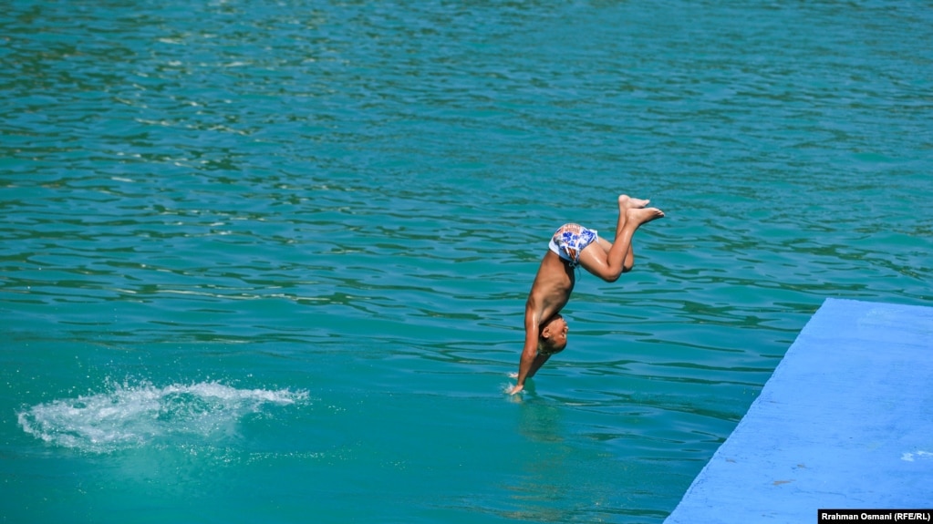 Një djalë duke u zhytur në ujë. 18 korrik 2023