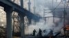 Рятувальники гасять пожежу на складі, сильно пошкодженому під час російського ракетного удару, Київ, 29 грудня 2023 року
