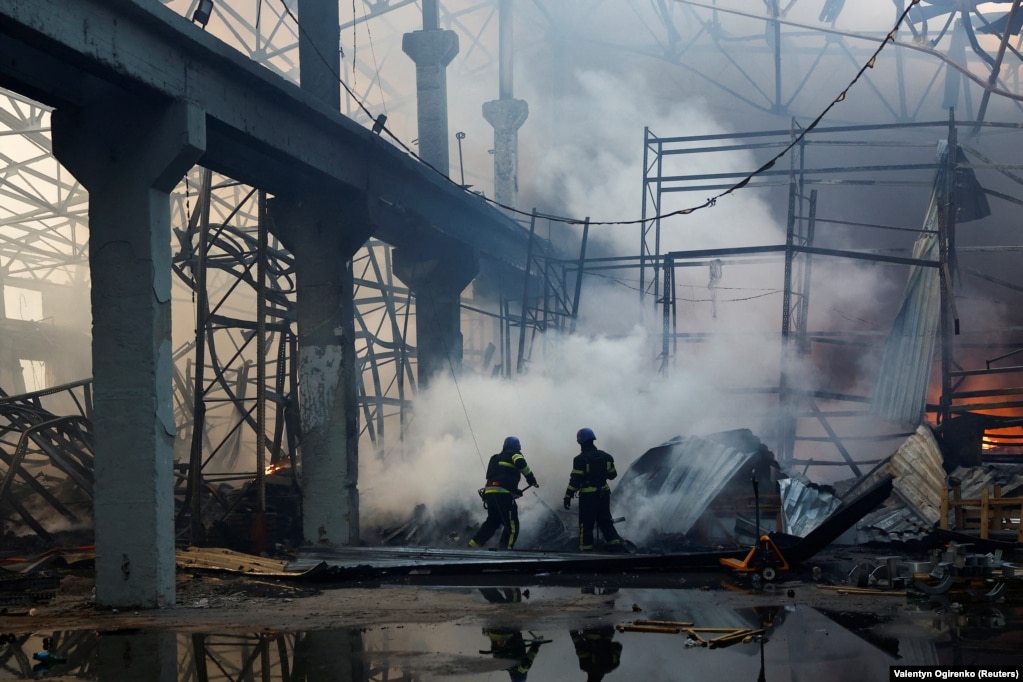 I vigili del fuoco lavorano sul luogo di un magazzino gravemente danneggiato.  Il primo ministro ucraino Denys Shmyhal lo ha definito un massiccio attacco aereo che ha preso di mira infrastrutture sociali e critiche.