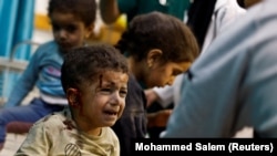 დაშავებული პალესტინელი ბავშვი ხან-იუნისის საავადმყოფოში. 12 ნოემბერი, 2023 წელი. ჯანდაცვის უწყების თანახმად, ბოლო ხანს 15 ბავშვი დაიღუპა არასაკმარისი კვების და დეჰიდრატაციის გამო. 