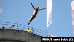 Na takmičenju su učestvovala 33 skakača iz zemalja regije, 15 u skoku na noge i 18 na glavu, Mostar, 30. jul