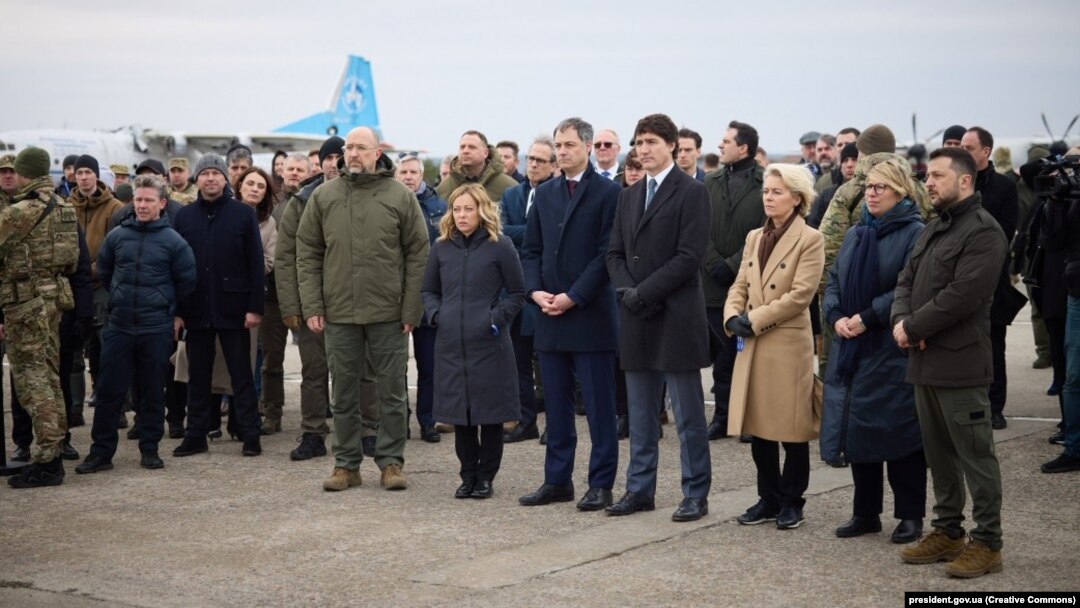 Одбележување на годишнината од воената агресија на Русија во Украина на воениот аеродром Гостомел во близина на Киев
