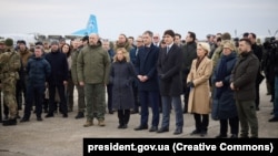 Одбележување на годишнината од воената агресија на Русија во Украина на воениот аеродром Гостомел во близина на Киев