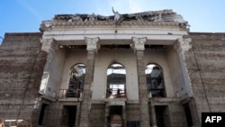 Строители ремонтируют Мариупольский театр, разрушенный российской армией/ 4 апреля 2024 года.