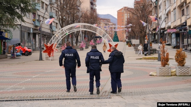 Tre policë të Kosovës duke ecur në Mitrovicën e Veriut. Janar 2024.