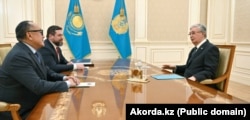 Қазақстан президенті Қасым-Жомарт Тоқаев Kaspi компаниясының құрылтайшылары Вячеслав Ким мен Михаил Ломтадзені қабылдап отыр. Алматы, 25 қаңтар, 2024 жыл.